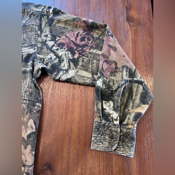 Cabela’s long sleeve camouflage button up shirt. Size Medium. - Picture 4 of 9